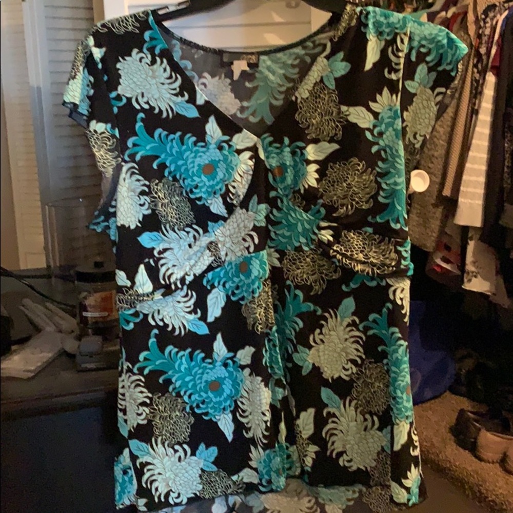 Beautiful tie back blouse.